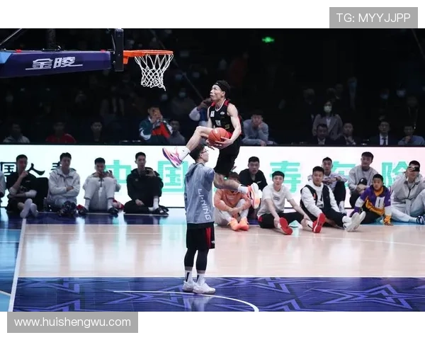 姚基金表演赛陈登星惊艳扣篮震撼全场引麦克朗惊叹 姚基金表演赛陈登星惊艳扣篮震撼全场引麦克朗惊叹